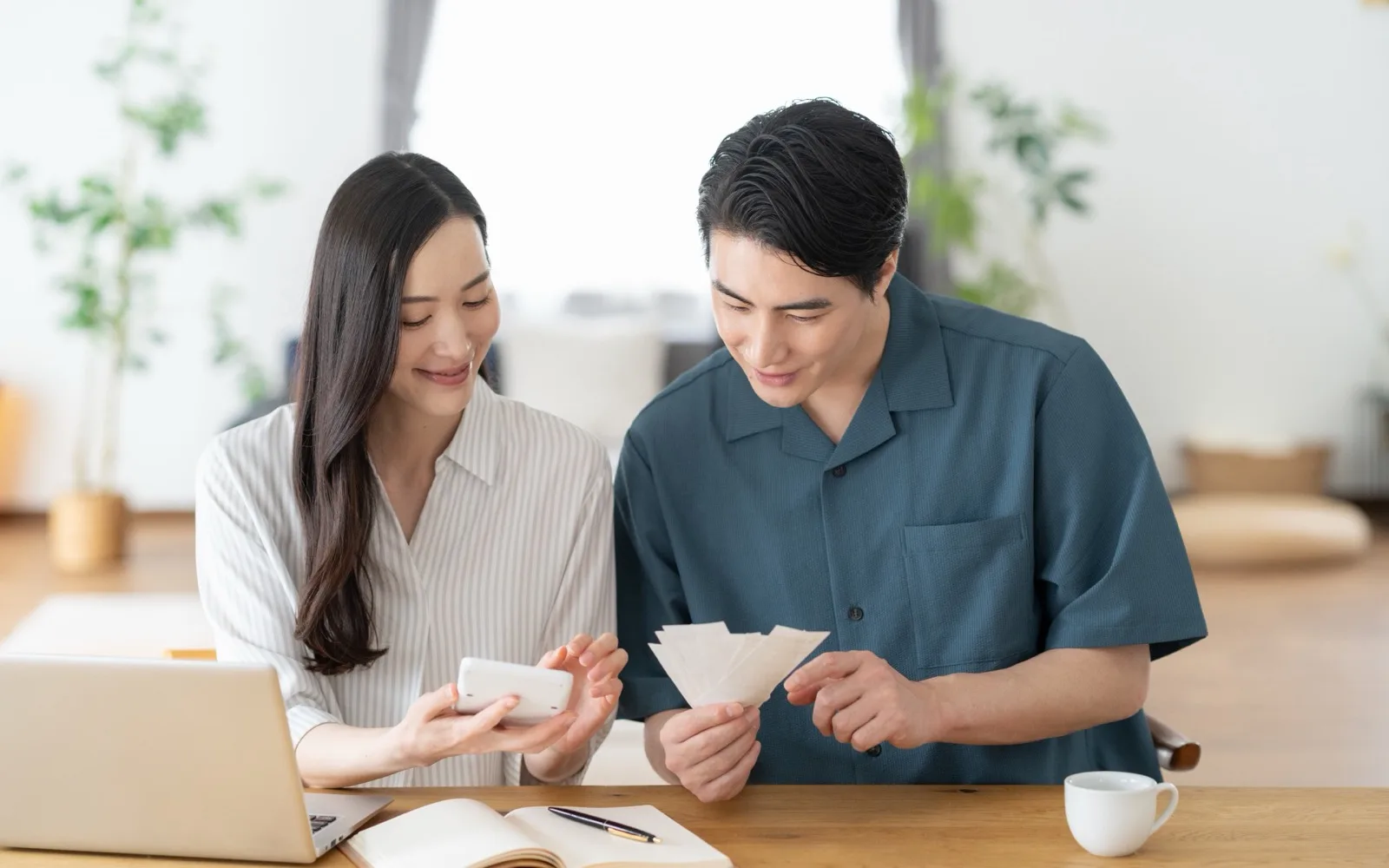 家計簿を見ながら将来の資金計画を話し合う夫婦