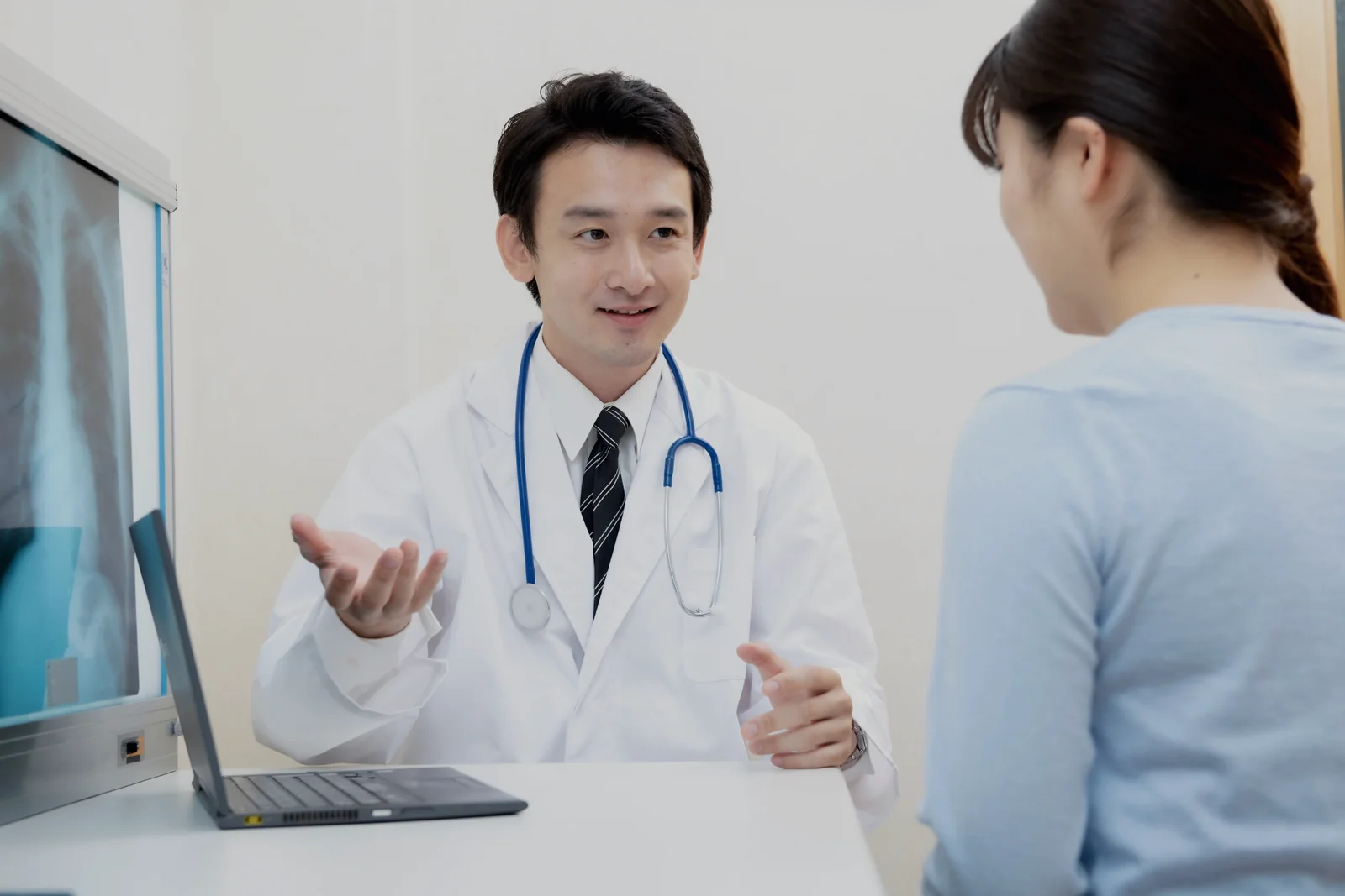 検査結果を見ながら患者に説明する医師