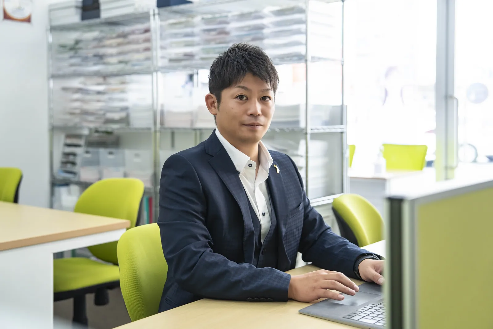 事務所内のデスクで対応するスタッフ